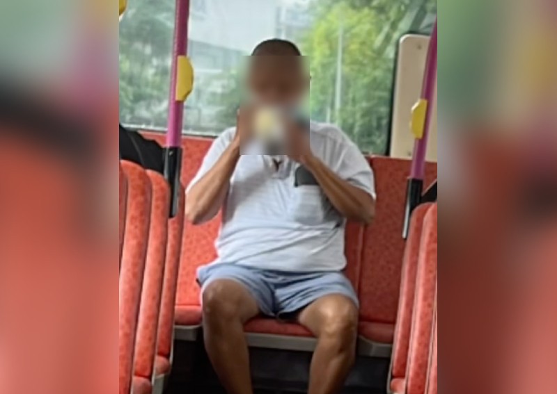 Elderly man misbehave in bus