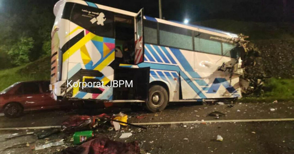 சுற்றுலா பேருந்து கோர விபத்து: இருவர் மரணம் - மூன்று பேர் படுகாயம் - Two people were killed and three others were seriously injured after a tour bus from Singapore collided with a car in Malaysia